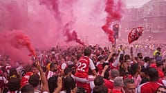 Arsenal-Fans schwenken Fahnen und zünden Bengalos, sie warten auf die Meisterparade im offenen Bus nach dem Premier-League-Titelgewinn in London am 31. Mai 2026.