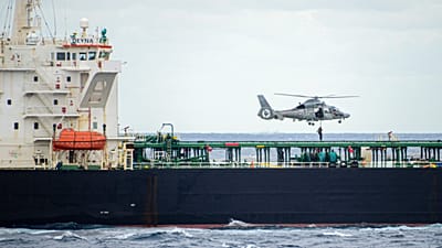 ARCHIVE : Un soldat français descend en rappel depuis un hélicoptère pour rejoindre le pétrolier Deyna, soupçonné de faire partie de la flotte fantôme russe, en Méditerranée.