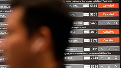 Panneau des départs indiquant des annulations de vols en raison de l’arrivée du typhon Shanshan à l’aéroport de Haneda, le 29 août 2024