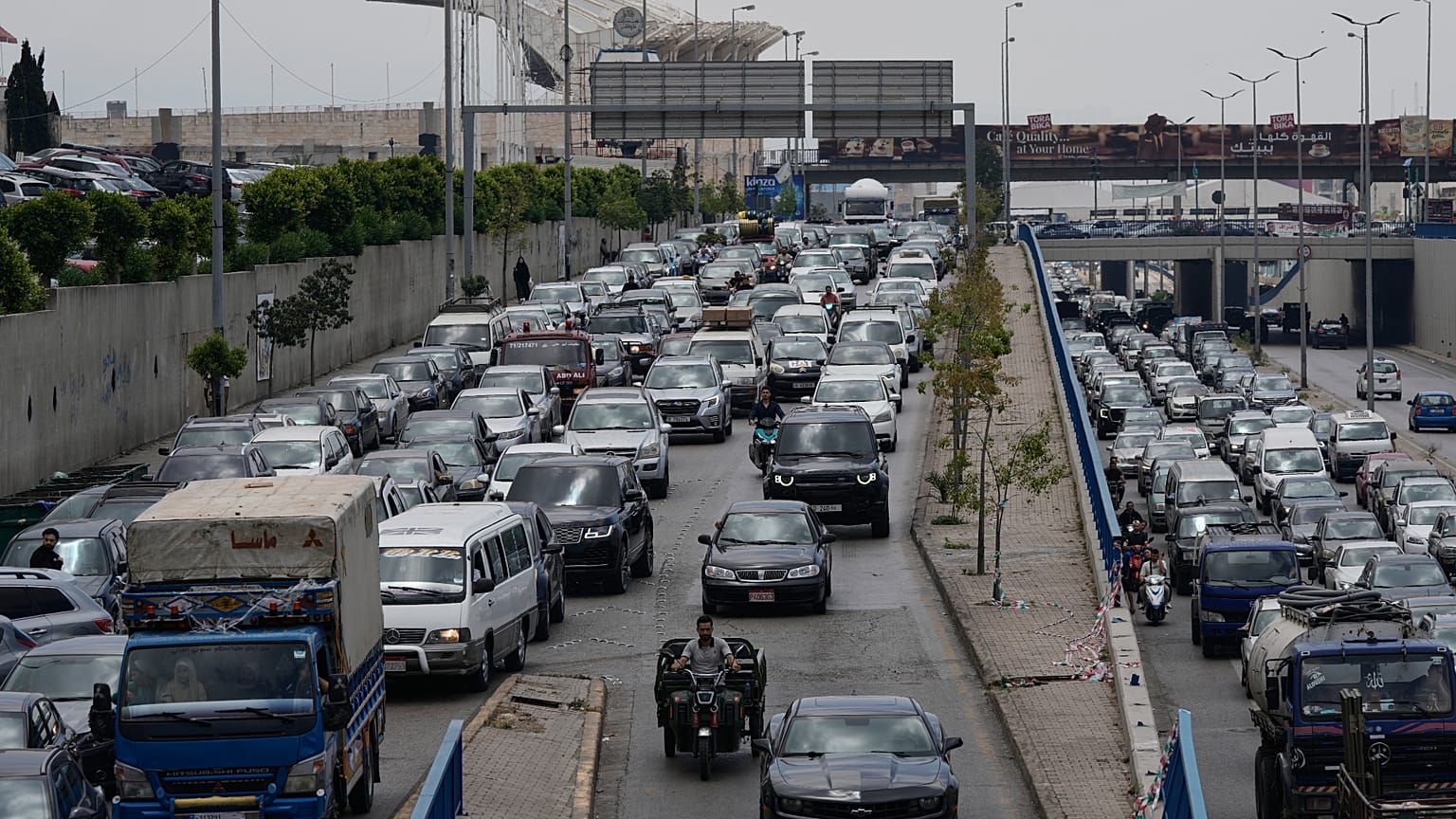 Auto ferme nel traffico su un'autostrada mentre i residenti fuggono in seguito alla minaccia israeliana di colpire Dahiyeh, periferia sud di Beirut, Libano, 1/06/2026