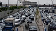 Auto ferme nel traffico su un'autostrada mentre i residenti fuggono in seguito alla minaccia israeliana di colpire Dahiyeh, periferia sud di Beirut, Libano, 1/06/2026