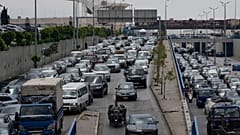 Auto ferme nel traffico su un'autostrada mentre i residenti fuggono in seguito alla minaccia israeliana di colpire Dahiyeh, periferia sud di Beirut, Libano, 1/06/2026