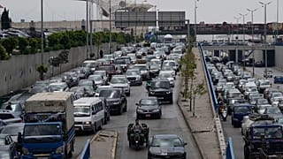 Auto ferme nel traffico su un'autostrada mentre i residenti fuggono in seguito alla minaccia israeliana di colpire Dahiyeh, periferia sud di Beirut, Libano, 1/06/2026