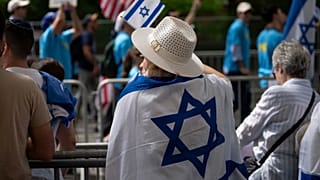 Una mujer ondea una bandera israelí durante el desfile del Día de Israel, el domingo 31 de mayo de 2026, en Nueva York.
