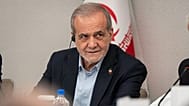 الرئيس الإيراني مسعود بزشكيان خلال مؤتمر صحفي في نيويورك، الجمعة 26 سبتمبر/أيلول 2025.