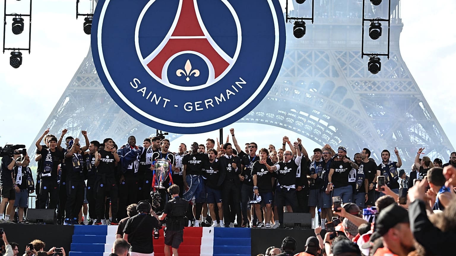 Les joueurs du PSG célèbrent leur victoire en Ligue des champions le lendemain de la finale, à la Tour Eiffel, à Paris