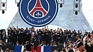 Les joueurs du PSG célèbrent leur victoire en Ligue des champions le lendemain de la finale, à la Tour Eiffel, à Paris
