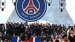 Die PSG-Profis feiern ihren Champions-League-Sieg am Tag nach dem Finale am Eiffelturm in Paris.