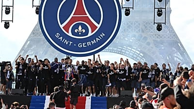 Les joueurs du PSG célèbrent leur victoire en Ligue des champions le lendemain de la finale, à la Tour Eiffel, à Paris