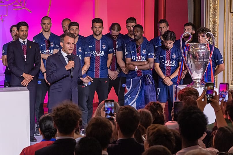 Le président français Emmanuel Macron assiste à une réception en l'honneur du staff et des joueurs du PSG à l'Élysée 