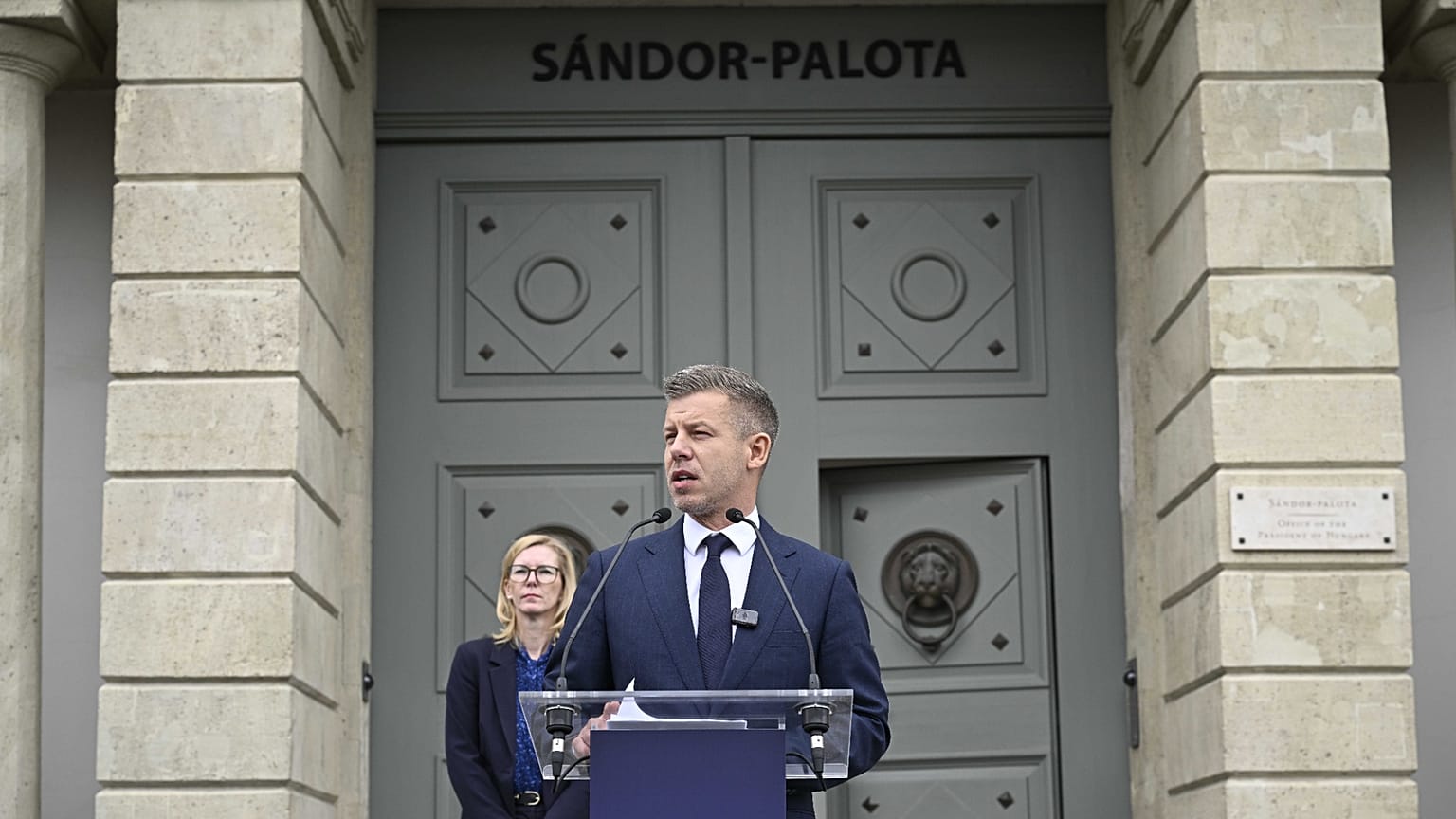 Magyar Péter a Sándor-palota előtt hétfő reggel