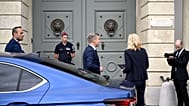 Magyar Péter a Sándor-palota előtt hétfő reggel