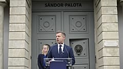 Péter Magyar am Montagmorgen vor dem Sándor-Palast
