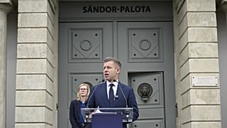 Magyar Péter a Sándor-palota előtt hétfő reggel
