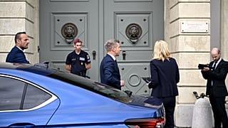 Magyar Péter a Sándor-palota előtt hétfő reggel