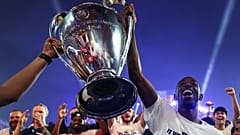 Ousmane Dembélé von Paris Saint-Germain hält am Sonntag, 31. Mai 2026, im Parc des Princes in Paris den Pokal in die Höhe.