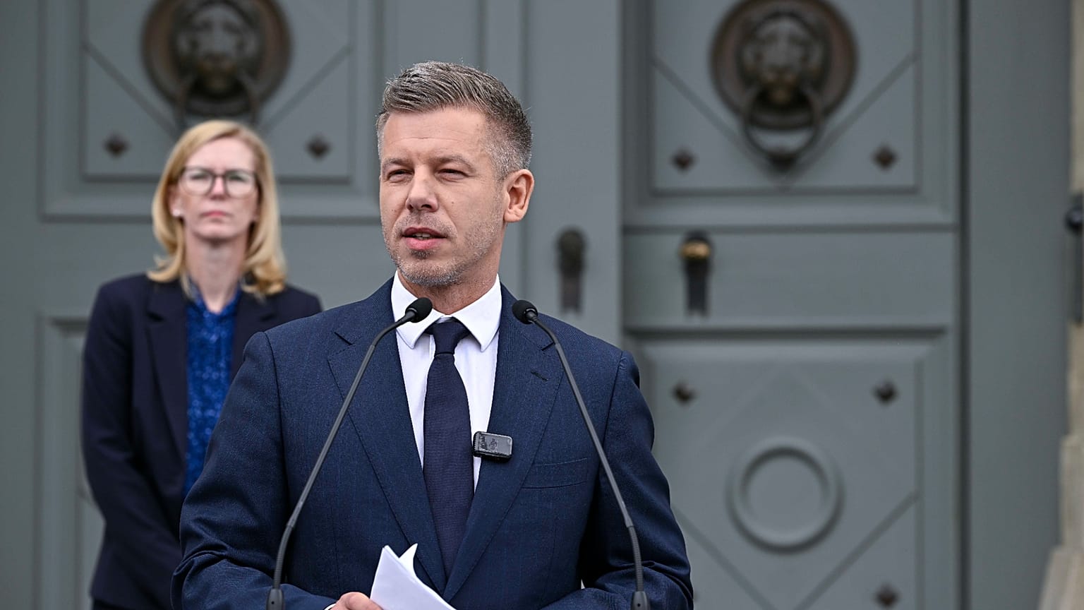 Magyar Péter miniszterelnök Sulyok Tamás köztársasági elnökkel történt találkozója után rendkívüli sajtótájékoztatót tart a Sándor-palotánál 2026. június 1-jén.