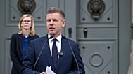 Magyar Péter miniszterelnök Sulyok Tamás köztársasági elnökkel történt találkozója után rendkívüli sajtótájékoztatót tart a Sándor-palotánál 2026. június 1-jén.