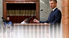 Magyar Péter miniszterelnök Sulyok Tamás köztársasági elnökkel történt találkozója után rendkívüli sajtótájékoztatót tart a Sándor-palotánál 2026. június 1-jén.