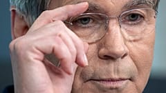 Finanzminister Scott Bessent hört im James-Brady-Pressebriefingraum im Weißen Haus einer Frage eines Reporters zu. 28. Mai 2026