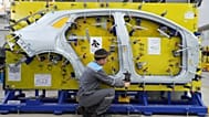 АРХИВ. Рабочий осматривает каркас автомобиля на заводе Vinfast в Хайфоне, Вьетнам, сентябрь 2023 года