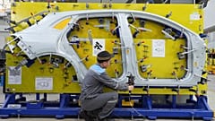 ARCHIV: Ein Arbeiter prüft im September 2023 in einem VinFast-Werk in Hai Phong, Vietnam, einen Autorahmen. Das Land hat China in diesem Jahrzehnt Marktanteile abgenommen.
