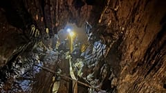 Das von Metta Tham Rescue Kalasin veröffentlichte Bild zeigt Helfer in einer überschwemmten Höhle in der Provinz Xaisomboun am 29. Mai 2026.