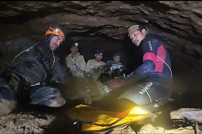 Δύο διασώστες εργάζονται πριν από την απομάκρυνση του πρώτου από τους πέντε χωρικούς που είχαν παγιδευτεί σε σπήλαιο στην επαρχία Ξαισομπούν, 29 Μαΐου 2026