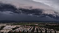 Ein Gewitter zieht am Sonntag, den 31. Mai 2026, auf die Außenbezirke von Frankfurt am Main, Deutschland zu.