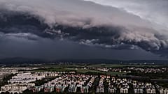 Ein Gewitter zieht am Sonntag, den 31. Mai 2026, auf die Außenbezirke von Frankfurt am Main, Deutschland zu.