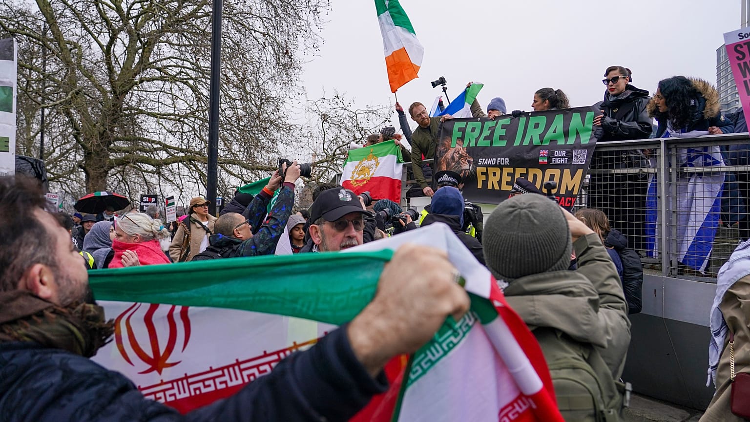 مظاهرتان مؤيدة ومعارضة للنظام الإيراني في لندن يوم 7 مارس/آذار 2026 وسط إجراءات أمنية لمنع الاحتكاك بين الطرفين.