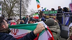 مظاهرتان مؤيدة ومعارضة للنظام الإيراني في لندن يوم 7 مارس/آذار 2026 وسط إجراءات أمنية لمنع الاحتكاك بين الطرفين.