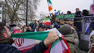 مظاهرتان مؤيدة ومعارضة للنظام الإيراني في لندن يوم 7 مارس/آذار 2026 وسط إجراءات أمنية لمنع الاحتكاك بين الطرفين.