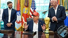 ARCHIVBILD: US-Präsident Donald Trump spricht im Oval Office mit FIFA-Präsident Gianni Infantino, August 2025.