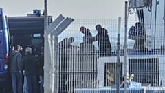 Italienische Behörden bringen irreguläre Migranten in ein von Italien betriebenes Abschiebezentrum im albanischen Shengjin. Das Zentrum gilt als Modell für Rückkehrzentren.
