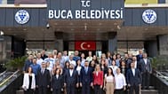 Belediye Başkanı Görkem Duman (ortada) ve belediye çalışanları (Fotoğraf: Buca Belediyesi)