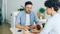 In vielen Ländern der Welt brechen die Geburtenraten ein.