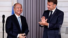 Frankreichs Präsident Emmanuel Macron und SoftBank-Chef Masayoshi Son nach einer gemeinsamen Erklärung im Élysée-Palast in Paris, erster Juni 2026.