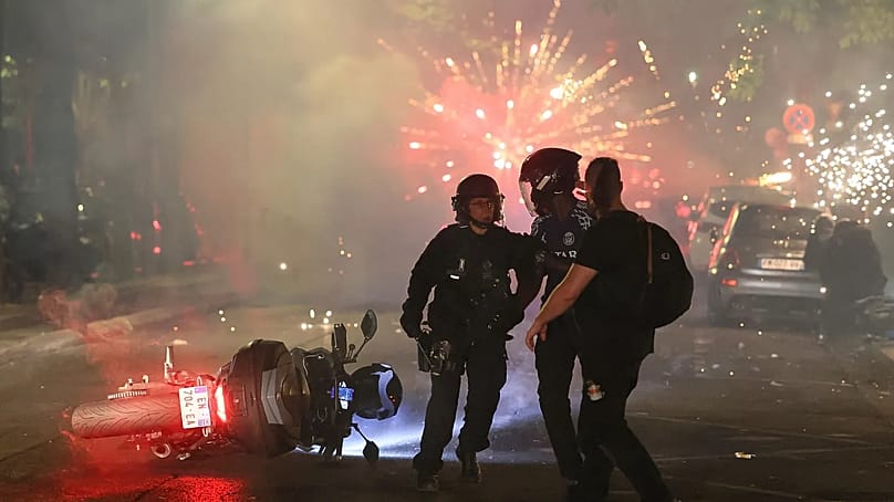 Die Polizei versucht, PSG-Fans zu vertreiben, die in Paris am Samstag, dem 30. Mai 2026, Feuerwerk zur Feier ihres Sieges gezündet haben