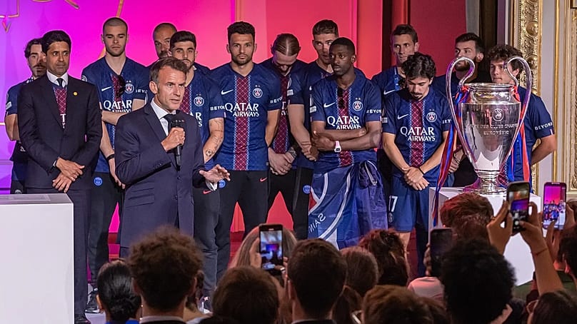 Frankreichs Präsident Emmanuel Macron nimmt im Élysée an einem Empfang zu Ehren des PSG-Trainerstabs und der Spieler teil