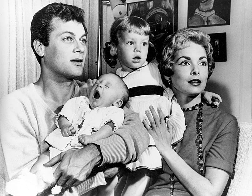 Tony Curtis ile Janet Leigh, 2,5 yaşındaki kızları Kelly ve yeni doğan Jamie Lee ile - 16 Ocak 1959
