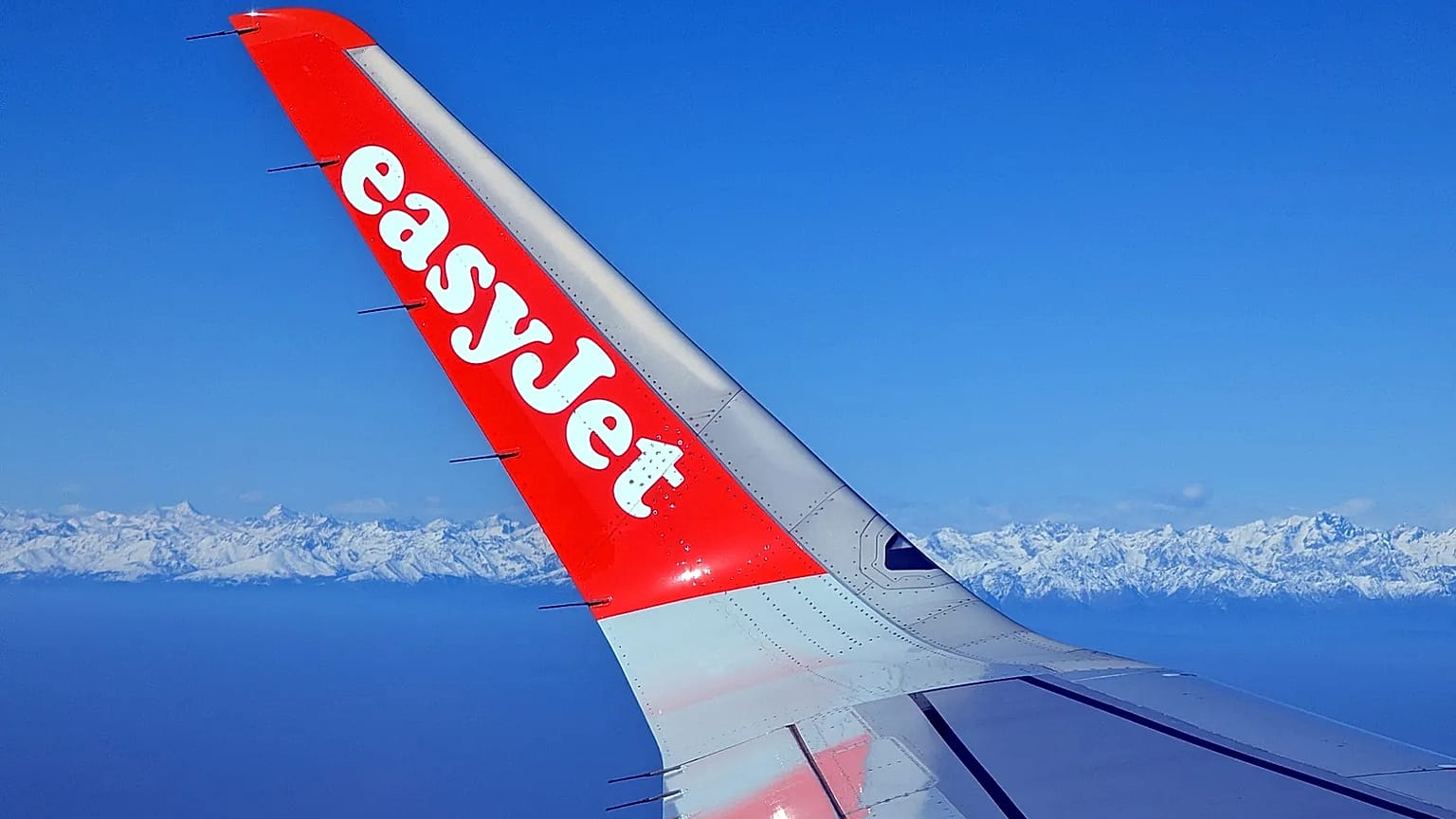 أرشيف - يظهر شعار شركة الطيران "easyJet" على جناح طائرة في رحلة من ميلانو، إيطاليا، إلى برلين، ألمانيا، يوم الاثنين 23 شباط/فبراير 2026.