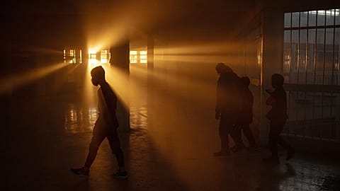 O sol poente ilumina as janelas da temida prisão militar de Saydnaya, nos arredores de Damasco, em 18 de dezembro de 2024