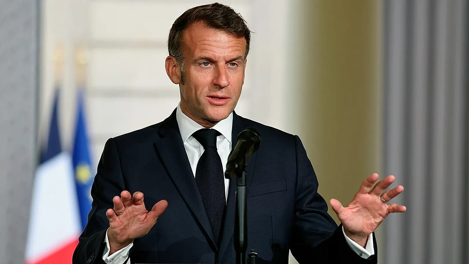 Frankreichs Präsident Emmanuel Macron spricht am 1. Juni 2026 in Paris zur Presse.