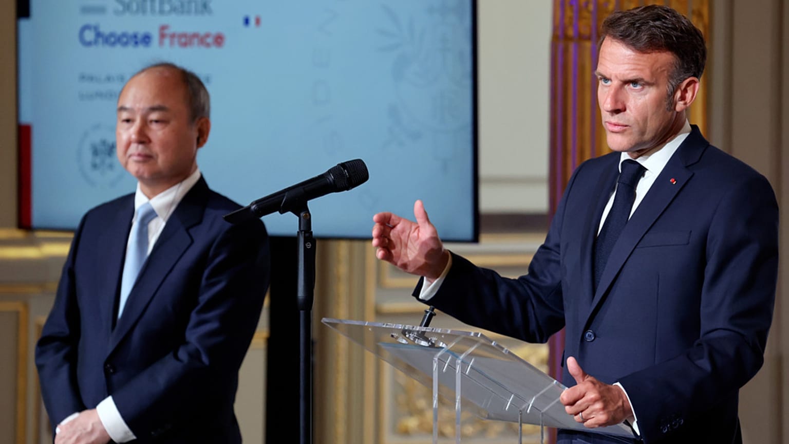 Le président français Emmanuel Macron et Masayoshi Son, président-directeur général de SoftBank Group Corp., à l'Élysée, à Paris, le 1er juin 2026.