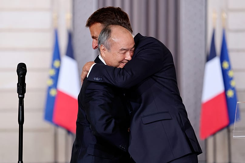 Le président français Emmanuel Macron et Masayoshi Son, président-directeur général de SoftBank Group Corp., à l'Élysée, à Paris, le 1er juin 2026.