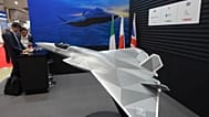 Un modello del caccia di nuova generazione che il Giappone svilupperà in collaborazione con il Regno Unito e l'Italia 