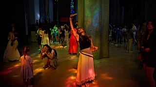 Una turista hace fotos dentro de la Sagrada Familia mientras la luz de sus vidrieras ilumina el interior, el martes 26 de mayo de 2026 en Barcelona