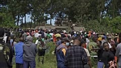 Kenyaner protestieren in Nanyuki, Kenia, gegen ein Ebola-Quarantänezentrum am ersten Juni 2026