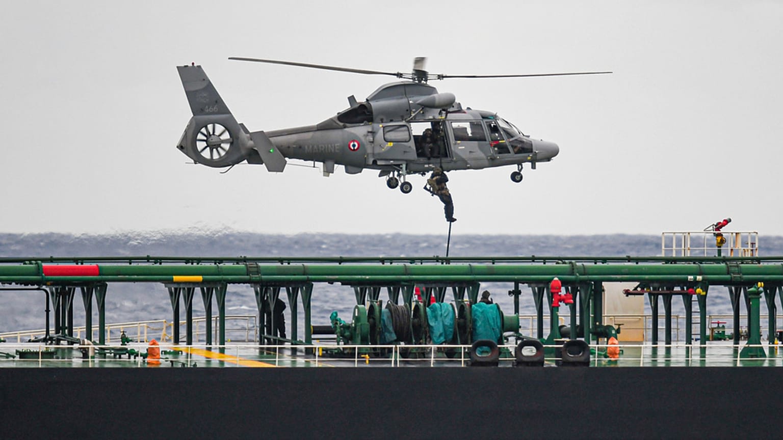 ARCHIVE : un hélicoptère de la marine française aborde un pétrolier en Méditerranée soupçonné de faire partie de la flotte fantôme russe. 